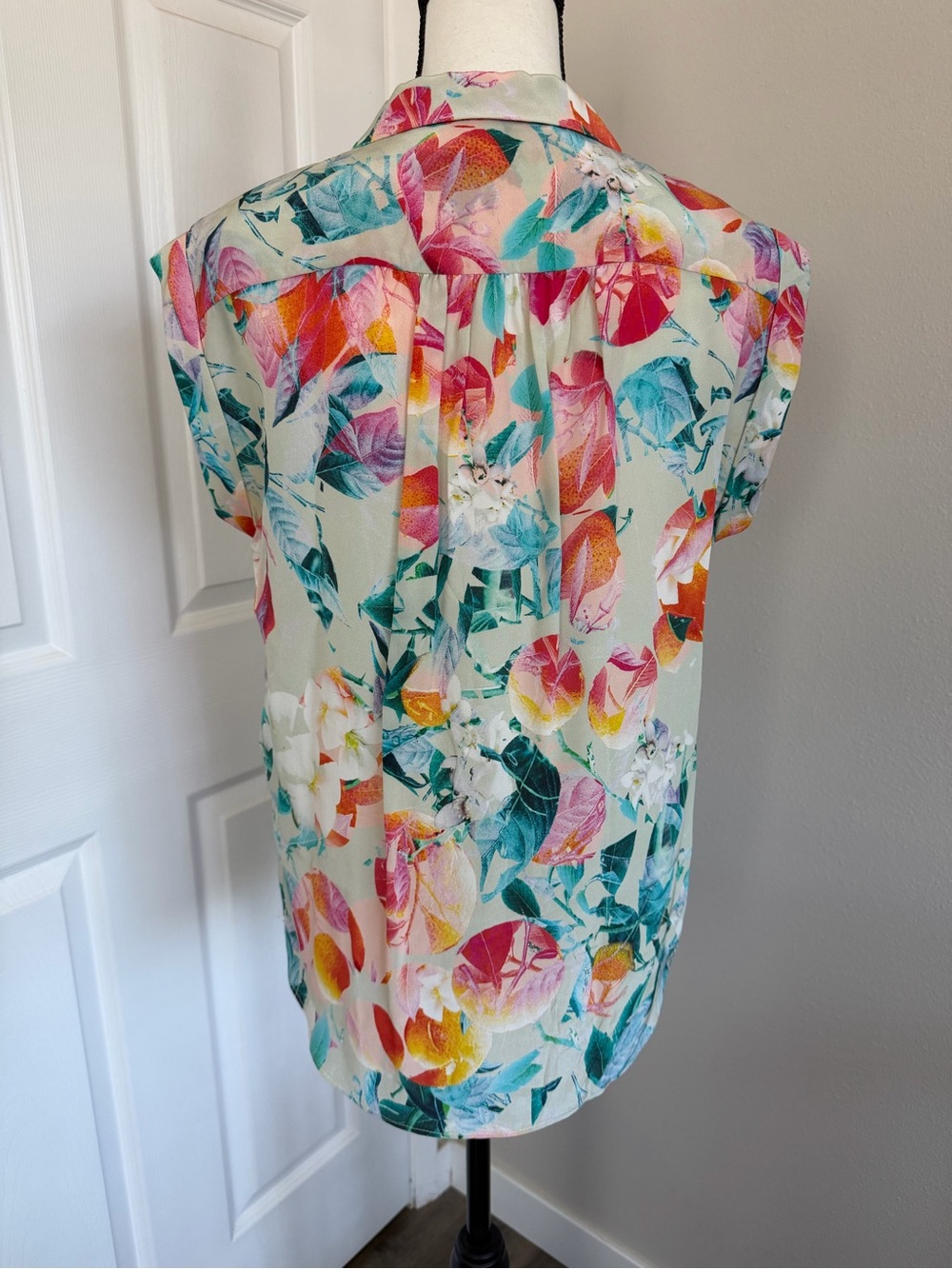 TOWNSEN NWOT Floral Cap-Sleeve Button-Down Blouse - Picture 4 of 8